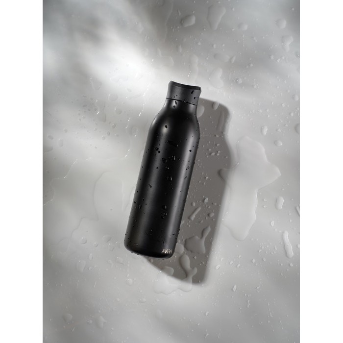Botella ecológica con experiencia de bebida 360° 600 ml Avira Alok color negro vista de ambiente 2
