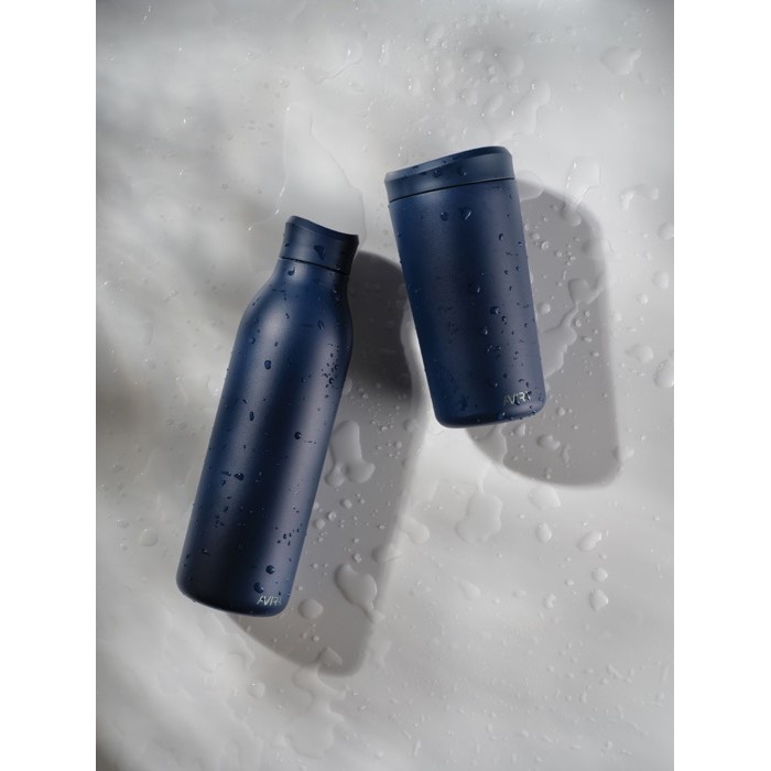 Botella ecológica con experiencia de bebida 360° 600 ml Avira Alok color azul marino vista de ambiente