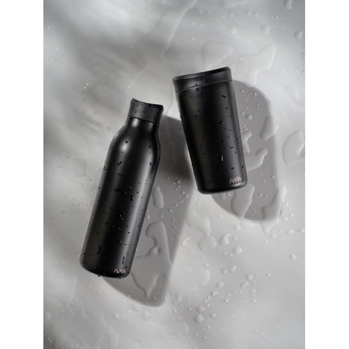 Taza térmica take away ecológica con tapa de clic 400 ml Avira Alix color negro vista de ambiente
