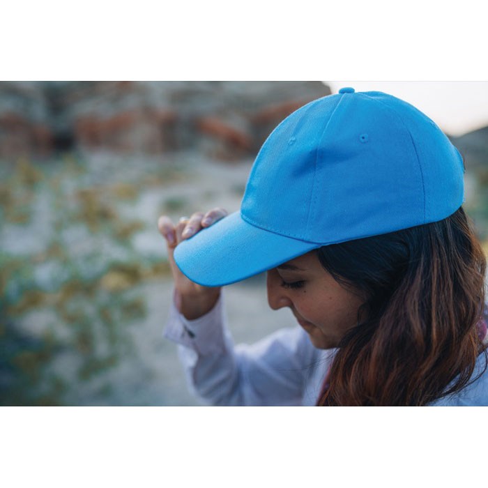 Gorra de algodón reciclado de 6 paneles y trazador AWARE™ 280 g/m2 color azul claro vista de ambiente 3
