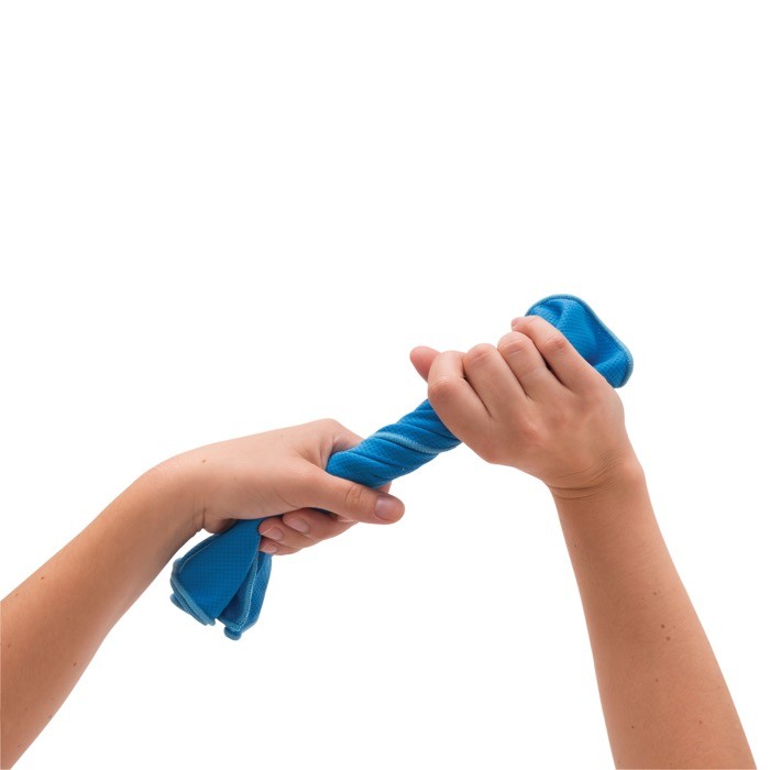 Toalla de microfibra con protección solar hecha para refrescar color azul cuarta vista