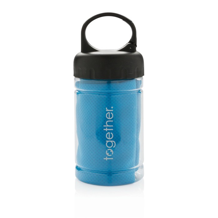 Toalla de microfibra con protección solar hecha para refrescar color azul vista con logo