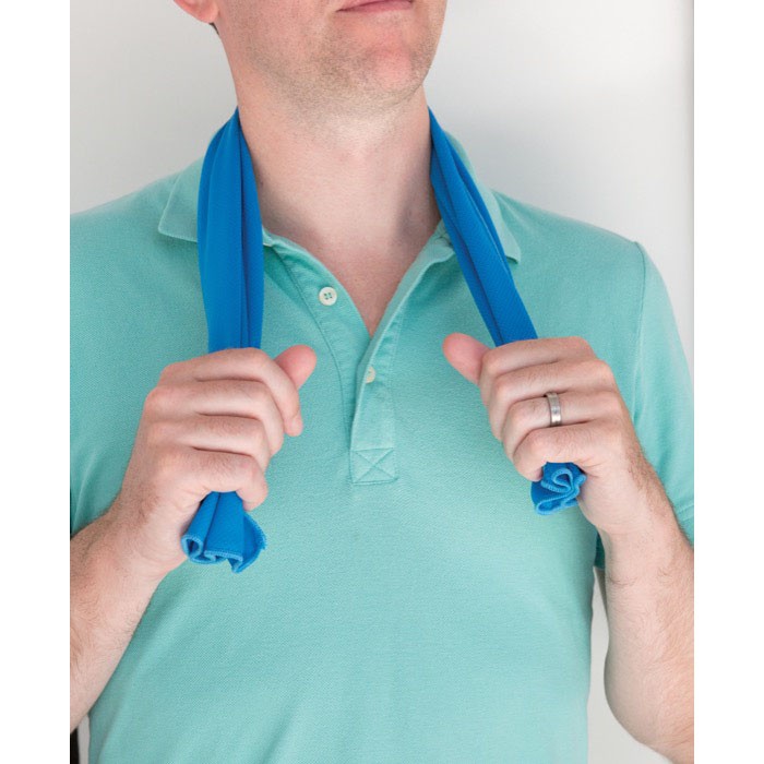 Toalla de microfibra con protección solar hecha para refrescar color azul vista de ambiente