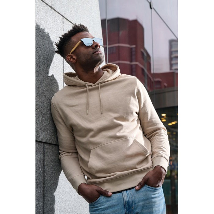 Gafas de sol eco con patillas de bambú y lentes espejo UV400 color marrón vista de ambiente