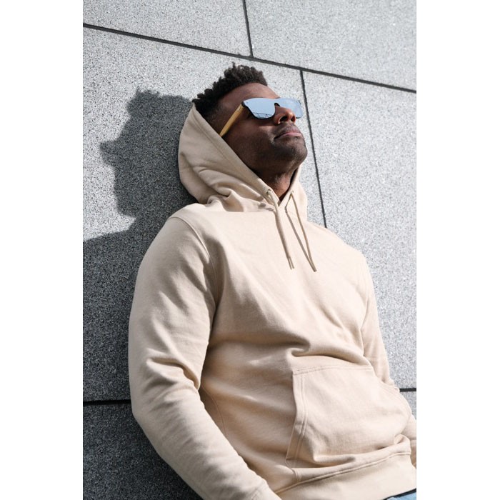 Gafas de sol eco con patillas de bambú y lentes espejo UV400 color marrón vista de ambiente 2