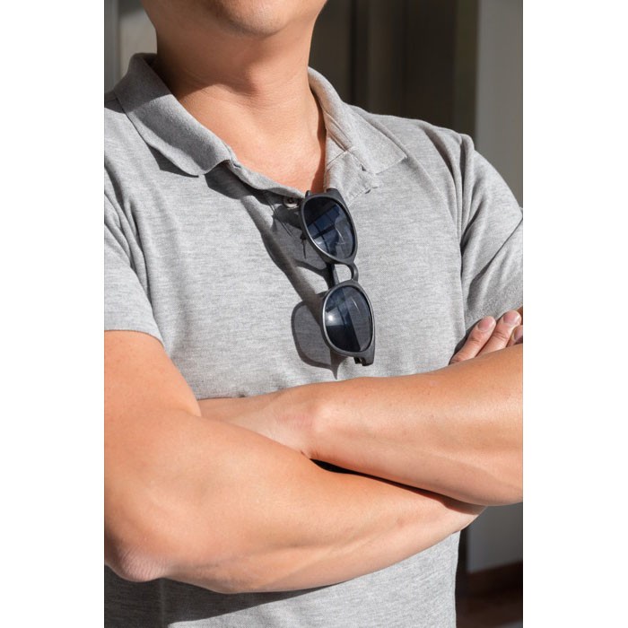 Gafas solares retro de fibra de paja de trigo y protección UV400 color negro vista de ambiente