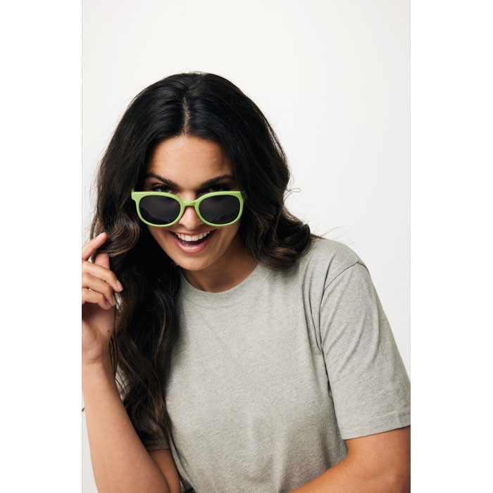 Gafas solares retro de fibra de paja de trigo y protección UV400 color verde vista con modelo