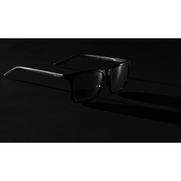 Gafas eco de sol polarizadas con protección UV400 Swiss Peak color negro vista de ambiente