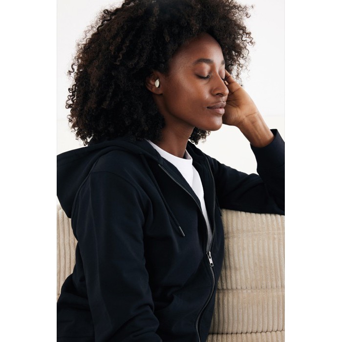 Tapones auditivos en silicona reciclada con reducción de ruido 36dB color beige vista con modelo