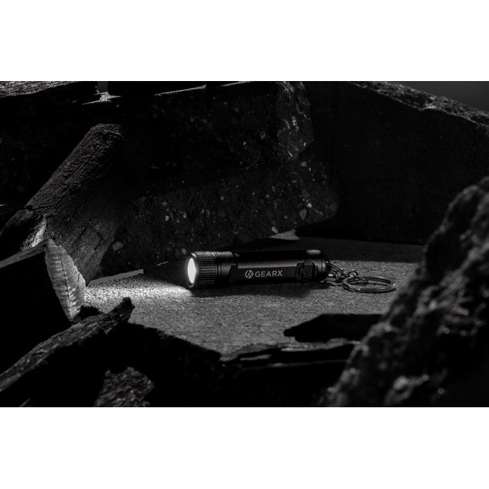 Linterna llavero recargable y ultra brillante con LED Gearx color negro vista de ambiente