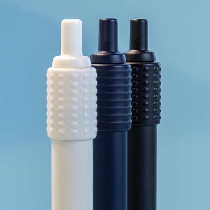 Bolígrafo de plástico reciclado antiestrés tinta azul Dokumental® color blanco vista de ambiente Bolígrafo de plástico reciclado antiestrés tinta azul Dokumental® color blanco vista de ambiente