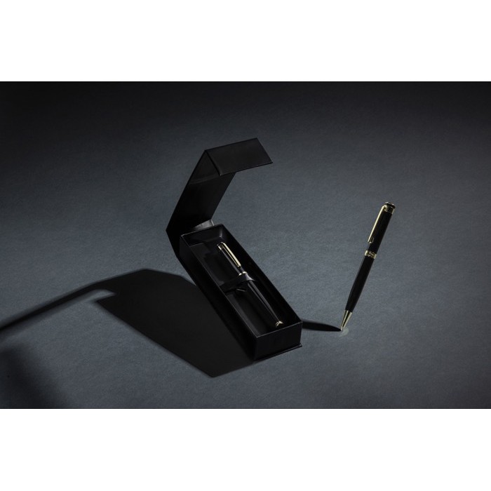 Set de bolígrafos latón reciclado con detalle dorado tinta azul color negro vista de ambiente Set de bolígrafos latón reciclado con detalle dorado tinta azul color negro vista de ambiente