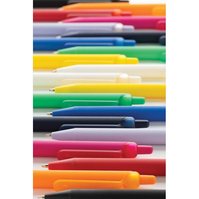 Bolígrafo ecológico de tacto suave con clip y tinta azul color negro vista de ambiente Bolígrafo ecológico de tacto suave con clip y tinta azul color negro vista de ambiente