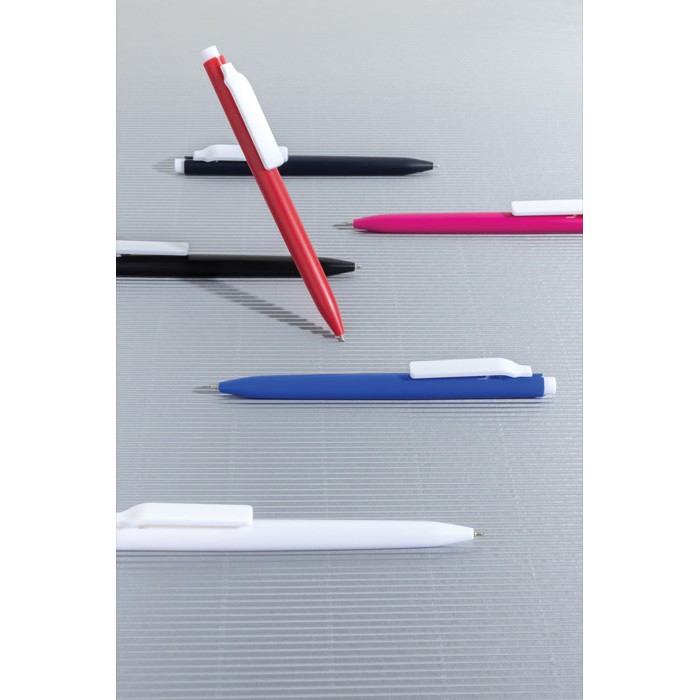 Bolígrafo de plástico reciclado con tinta ultradeslizante escritura azul color negro vista de ambiente