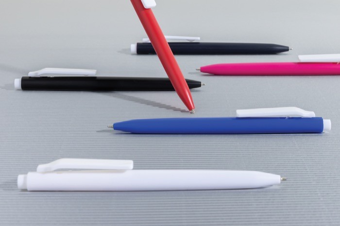 Bolígrafo de plástico reciclado con tinta ultradeslizante escritura azul color rosa vista de ambiente 2