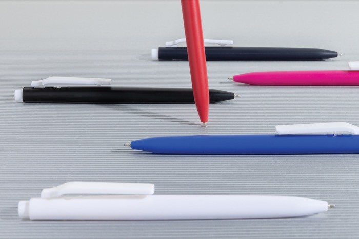 Bolígrafo de plástico reciclado con tinta ultradeslizante escritura azul color rosa vista de ambiente 3