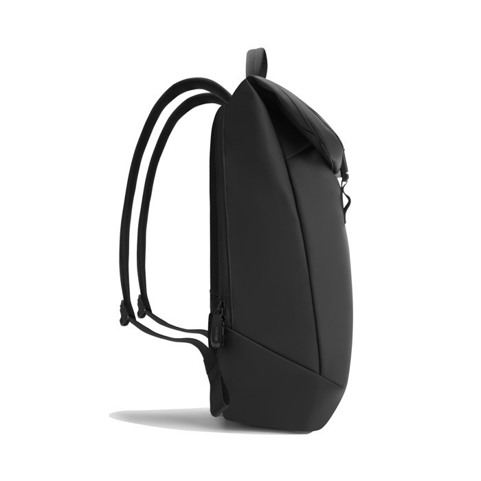 Mochila multiusos con tejido resistente al gua y solapa PC 16” color negro cuarta vista Mochila multiusos con tejido resistente al gua y solapa PC 16” color negro cuarta vista