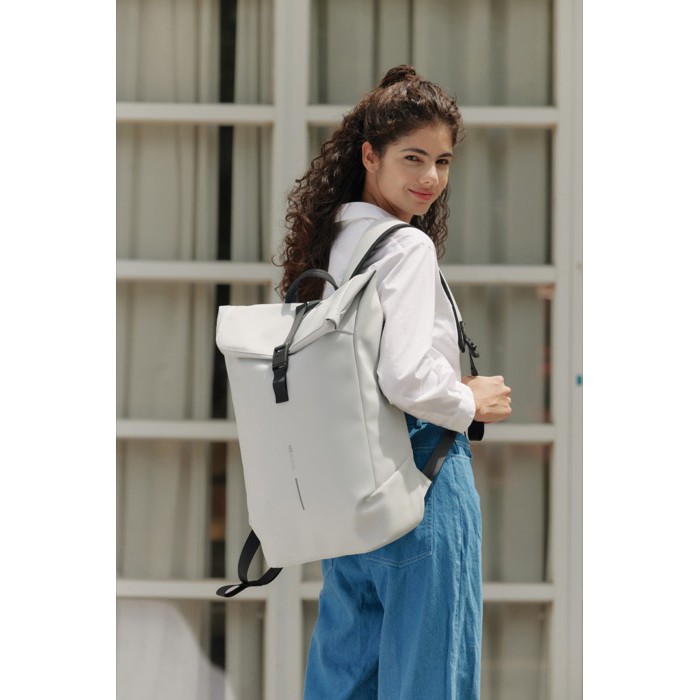 Mochila multiusos con tejido resistente al gua y solapa PC 16” color blanco roto vista de ambiente Mochila multiusos con tejido resistente al gua y solapa PC 16” color blanco roto vista de ambiente