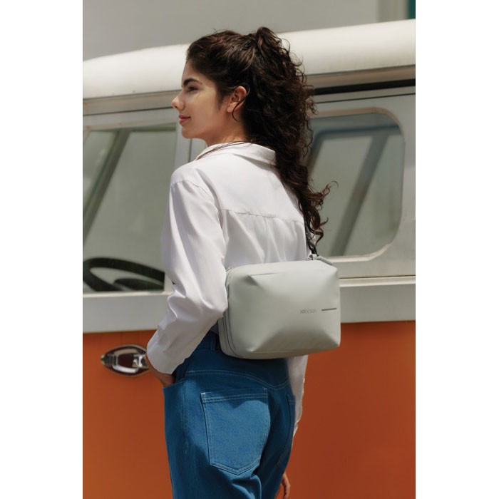 Bandolera cruzada multiusos con diseño antirrobo para tablet 8” color blanco roto vista de ambiente