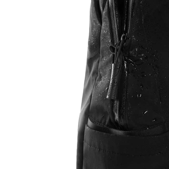 Mochila expansible en tejido reciclado con cremallera Duo-Zipper 16” color negro vista 18