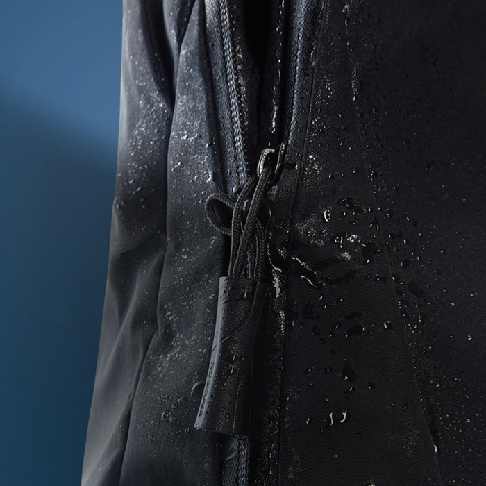 Mochila expansible en tejido reciclado con cremallera Duo-Zipper 16” color negro