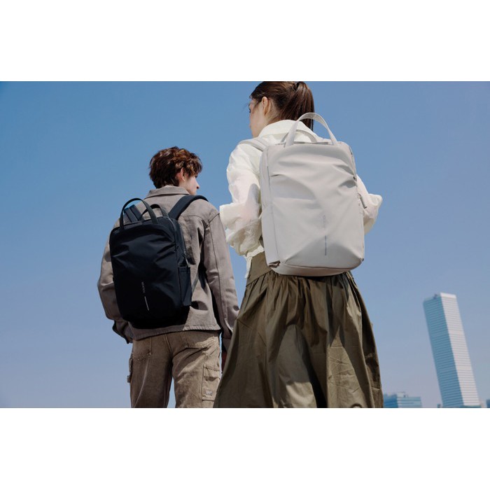 Mochila expansible en tejido reciclado con cremallera Duo-Zipper 16” color negro vista de ambiente 2