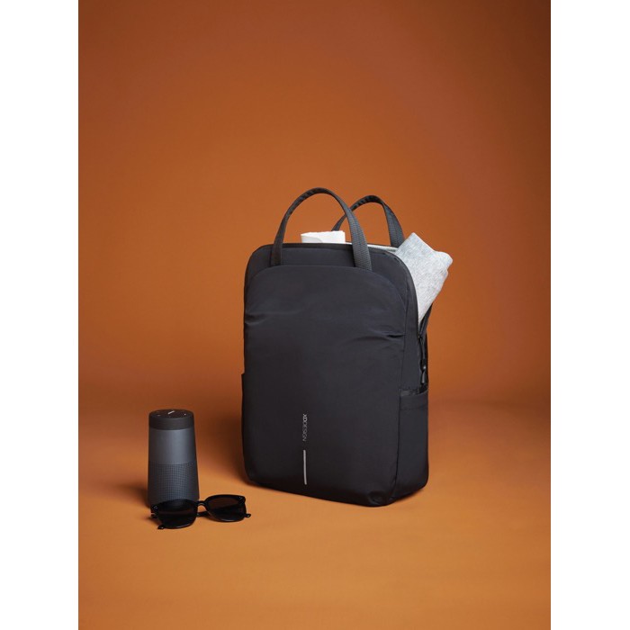 Mochila expansible en tejido reciclado con cremallera Duo-Zipper 16” color negro vista de ambiente 4