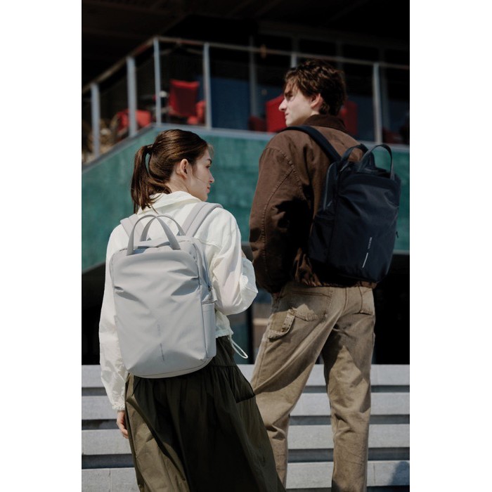 Mochila expansible en tejido reciclado con cremallera Duo-Zipper 16” color gris vista de ambiente 2