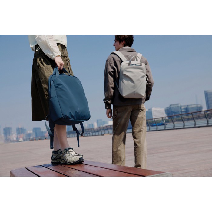 Mochila expansible en tejido reciclado con cremallera Duo-Zipper 16” color gris vista de ambiente 3