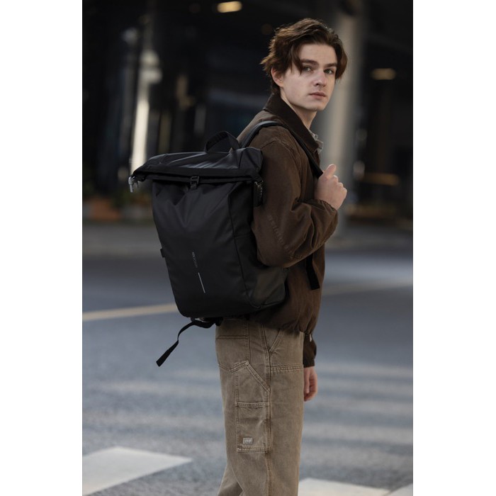 Mochila urbana impermeable con fijación a bicicleta y antirrobo 16” color negro vista de ambiente 3