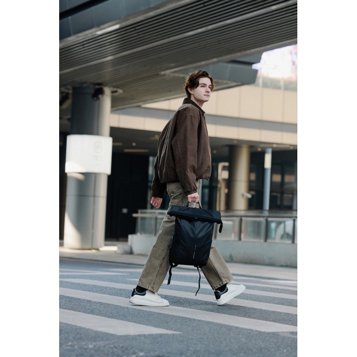 Mochila urbana impermeable con fijación a bicicleta y antirrobo 16” color negro