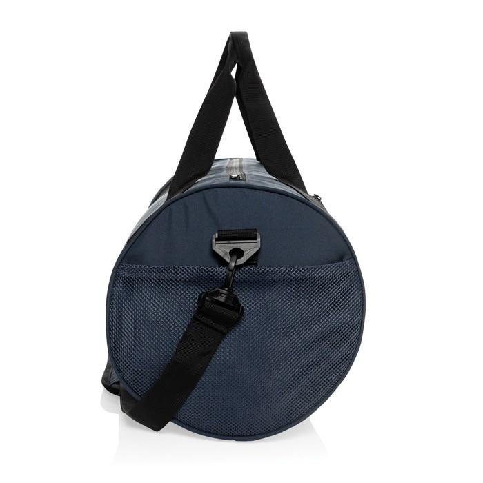 Bolsa de deporte de RPET con correo ajustable capacidad 25L color azul marino tercera vista Bolsa de deporte de RPET con correo ajustable capacidad 25L color azul marino tercera vista