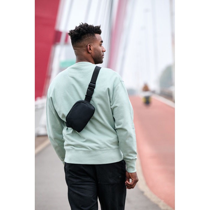 Bolsa bandolera mutliusos de RPET con correa y capacidad de 1L color negro