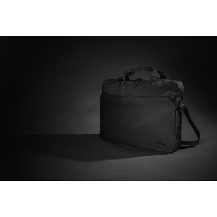 Maletín de RPET con un elegante diseño para PC 15,6'' Swiss Peak color negro vista de ambiente Maletín de RPET con un elegante diseño para PC 15,6'' Swiss Peak color negro vista de ambiente