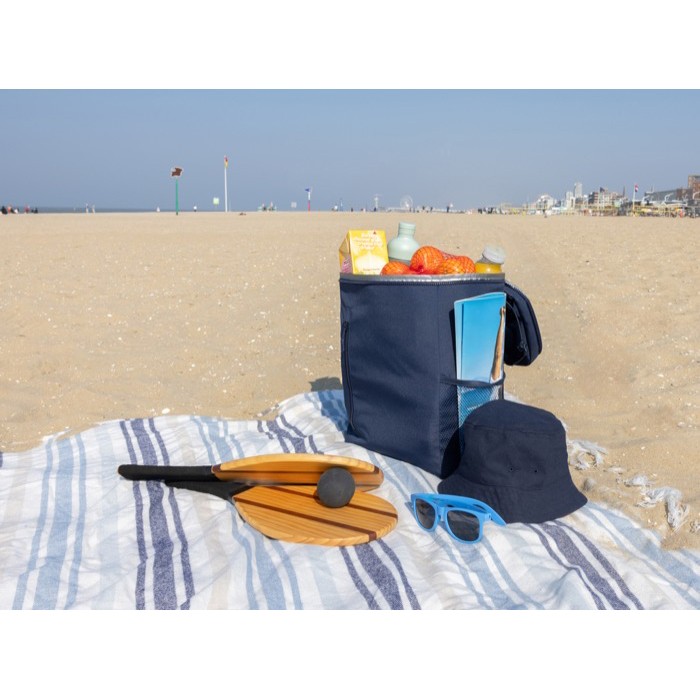 Mochila nevera de RPET con correas ajustables capacidad 18L color azul marino vista de ambiente Mochila nevera de RPET con correas ajustables capacidad 18L color azul marino vista de ambiente