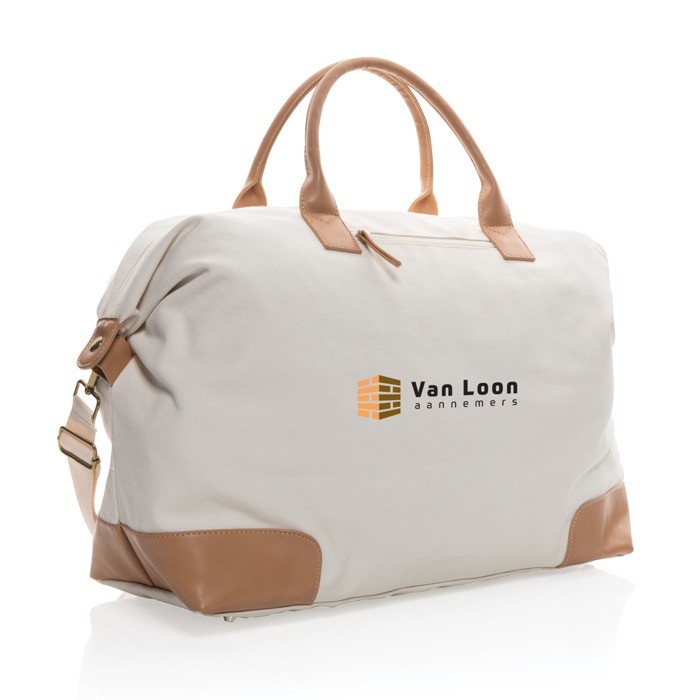 Bolsa de viaje fabricada en lona reciclada color blanco roto segunda vista con logo