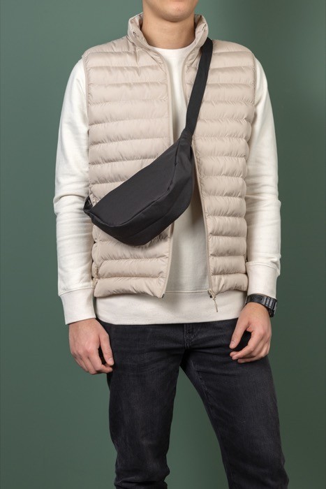 Bandolera ajustable de poliéster reciclado con gran compartimento color negro vista de ambiente