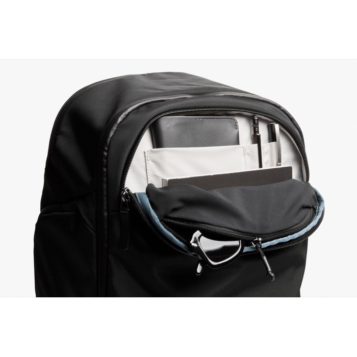 Mochila de viaje de RPET con compartimento para PC 16” Bellroy color negro cuarta vista Mochila de viaje de RPET con compartimento para PC 16” Bellroy color negro cuarta vista