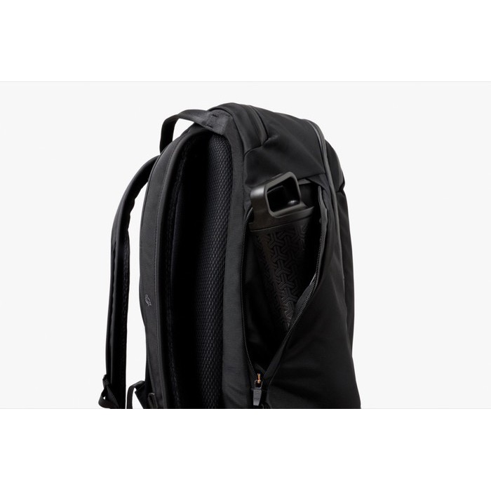 Mochila de viaje de RPET con compartimento para PC 16” Bellroy color negro sexta vista Mochila de viaje de RPET con compartimento para PC 16” Bellroy color negro sexta vista