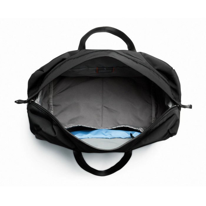 Bolsa de fin de semana espaciosa con bolsillo rápido 45L Bellroy color negro quinta vista Bolsa de fin de semana espaciosa con bolsillo rápido 45L Bellroy color negro quinta vista