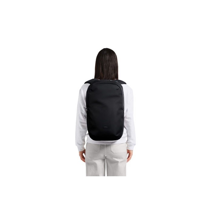 Mochila de RPET con capacidad 20L para ordenador 16” Bellroy color negro cuarta vista Mochila de RPET con capacidad 20L para ordenador 16” Bellroy color negro cuarta vista