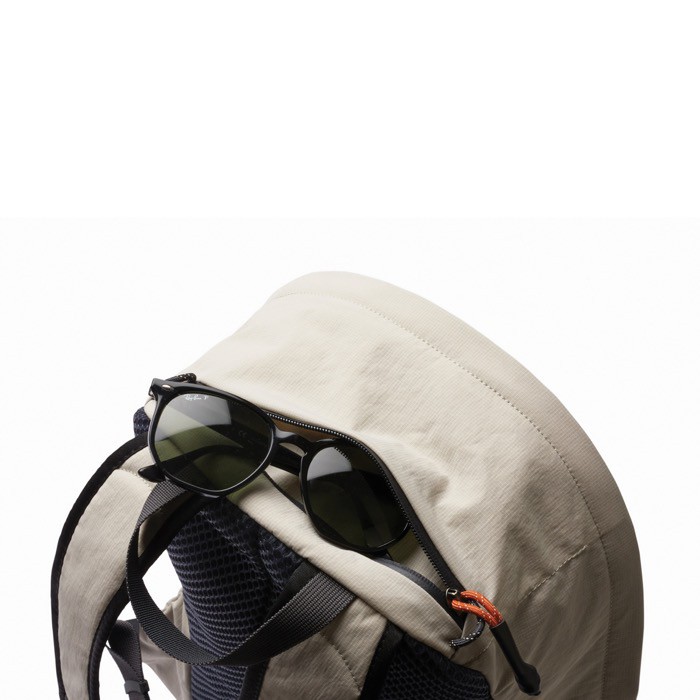 Mochila de RPET multiusos con funda interna 20L Bellroy color beige quinta vista Mochila de RPET multiusos con funda interna 20L Bellroy color beige quinta vista