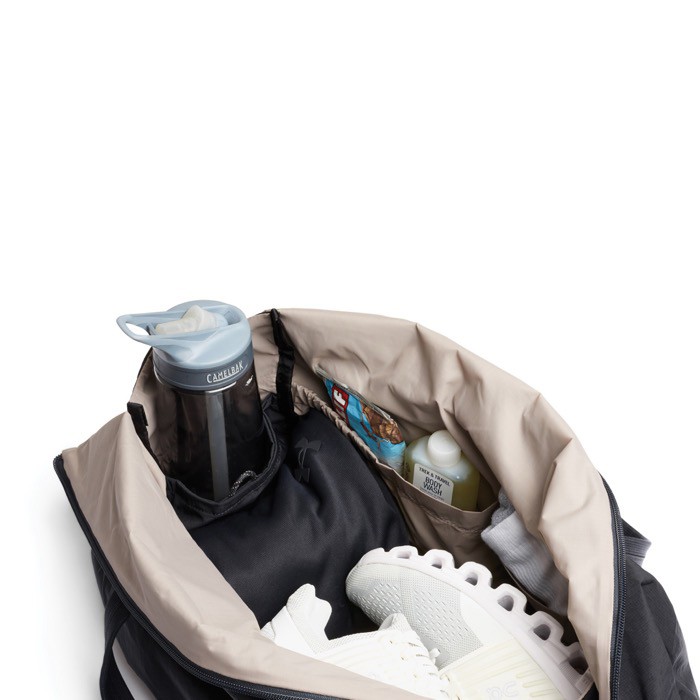 Bolsa de viaje de lona de RPET con capacidad 30L Bellroy color negro cuarta vista Bolsa de viaje de lona de RPET con capacidad 30L Bellroy color negro cuarta vista