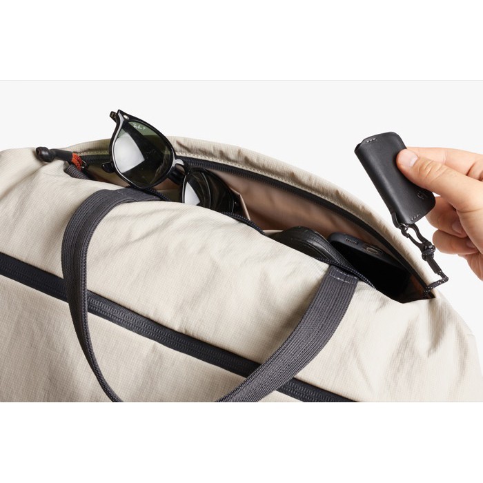 Bolsa de viaje de lona de RPET con capacidad 30L Bellroy color beige sexta vista Bolsa de viaje de lona de RPET con capacidad 30L Bellroy color beige sexta vista