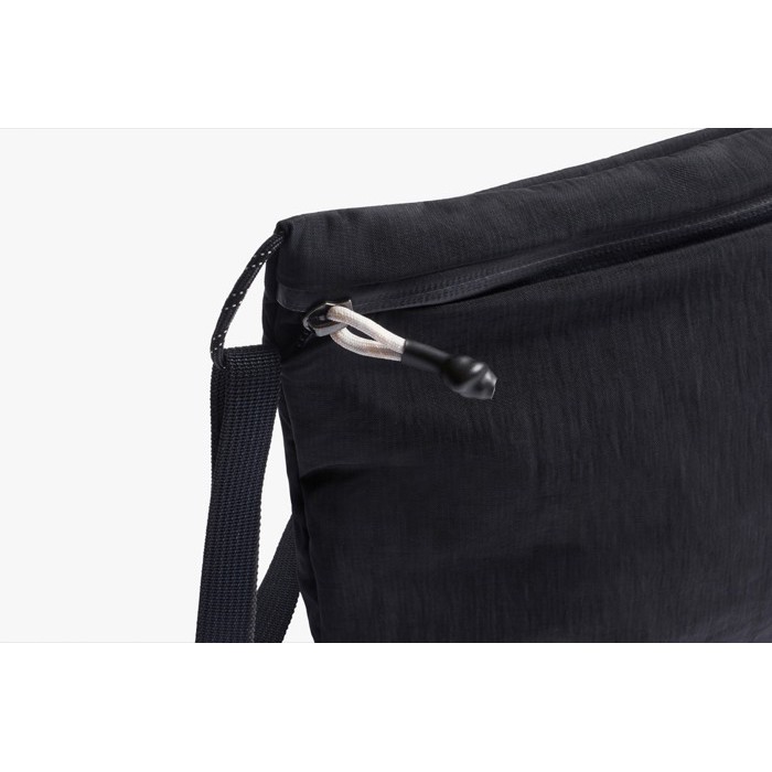 Bolsa bandolera espaciosa de RPET con asa ajustable 3,5L Bellroy color negro sexta vista Bolsa bandolera espaciosa de RPET con asa ajustable 3,5L Bellroy color negro sexta vista