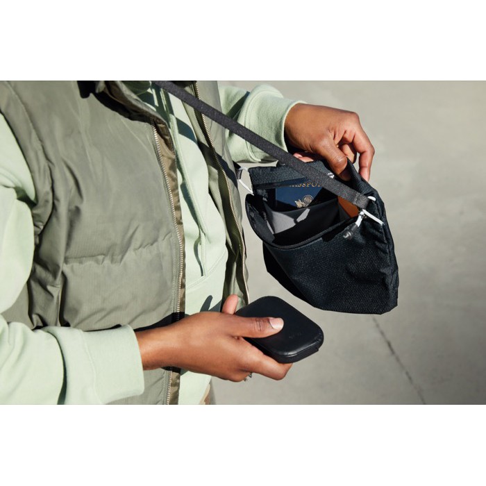 Bolsa bandolera espaciosa de RPET con asa ajustable 3,5L Bellroy color negro Bolsa bandolera espaciosa de RPET con asa ajustable 3,5L Bellroy color negro