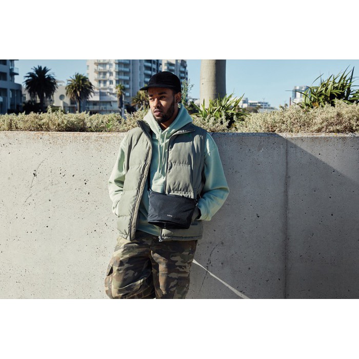 Bolsa bandolera espaciosa de RPET con asa ajustable 3,5L Bellroy color negro Bolsa bandolera espaciosa de RPET con asa ajustable 3,5L Bellroy color negro