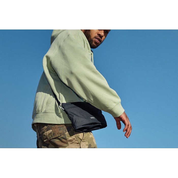 Bolsa bandolera espaciosa de RPET con asa ajustable 3,5L Bellroy color negro Bolsa bandolera espaciosa de RPET con asa ajustable 3,5L Bellroy color negro