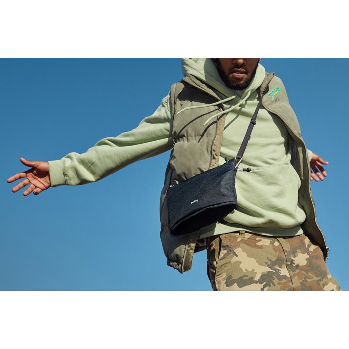 Bolsa bandolera espaciosa de RPET con asa ajustable 3,5L Bellroy color negro Bolsa bandolera espaciosa de RPET con asa ajustable 3,5L Bellroy color negro