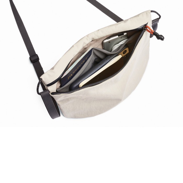 Bolsa bandolera espaciosa de RPET con asa ajustable 3,5L Bellroy color beige tercera vista Bolsa bandolera espaciosa de RPET con asa ajustable 3,5L Bellroy color beige tercera vista